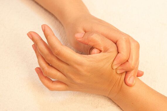 Sümptomite leevendamiseks võib sõrmeliigeseid masseerida. 